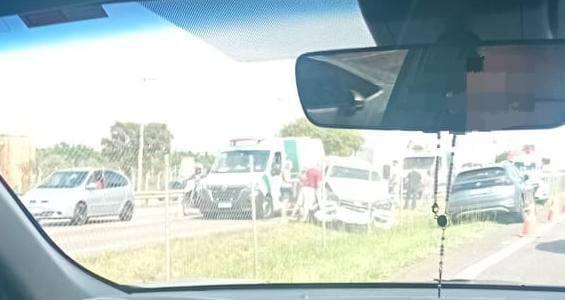 Três carros se envolvem em acidente na Dom Gabriel